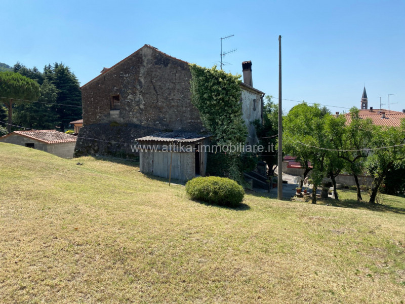 Siamo lieti di proporre un affascinante rustico di 200 mq, situato a due passi dal cuore del cent...