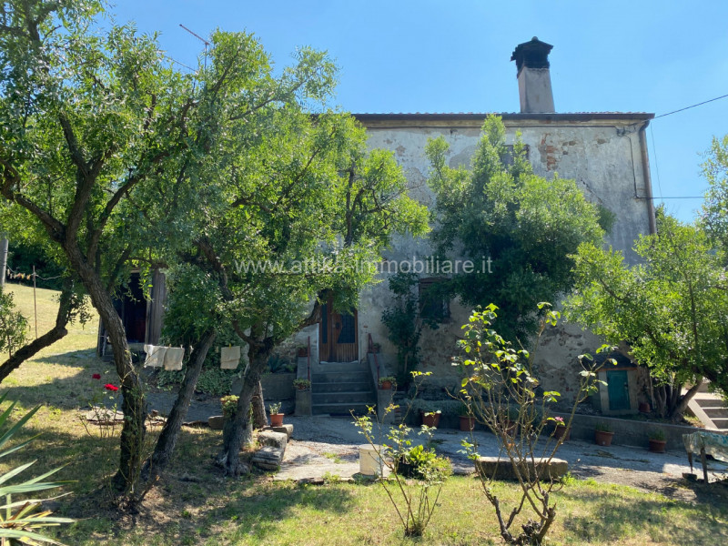 Siamo lieti di proporre un affascinante rustico di 200 mq, situato a due passi dal cuore del cent...