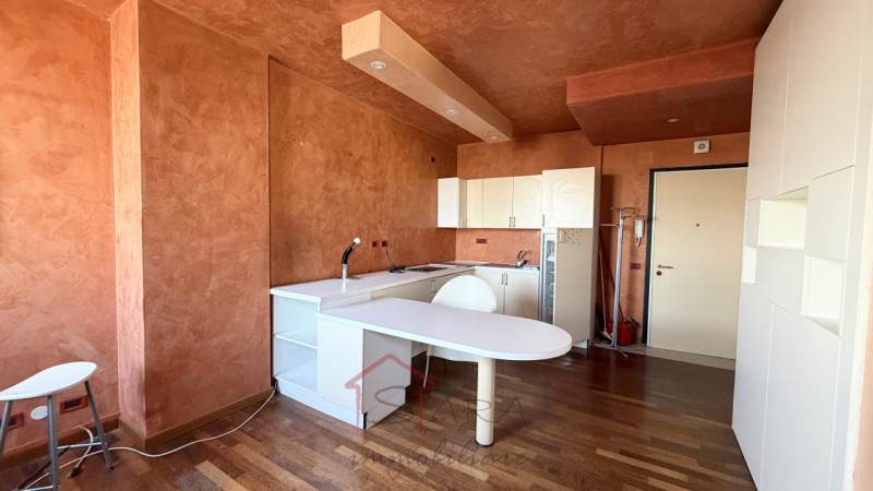 Sara Immobiliare propone in VENDITA appartamento bilocale sito al piano alto panoramico .

Esposi...