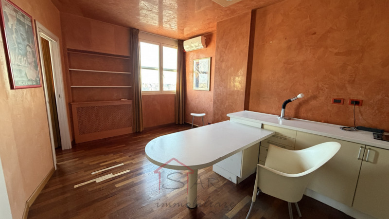 Sara Immobiliare propone in VENDITA appartamento bilocale sito al piano alto panoramico .

Esposi...