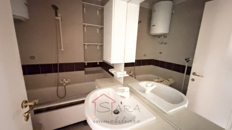 Sara Immobiliare propone in VENDITA appartamento bilocale sito al piano alto panoramico .

Esposi...