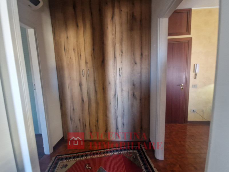 VICENZA - S.Lazzaro: Grande e luminoso MINI al 3 ed ultimo piano servito da ascensore, con posto ...