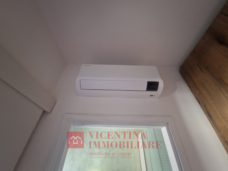 VICENZA - S.Lazzaro: Grande e luminoso MINI al 3 ed ultimo piano servito da ascensore, con posto ...