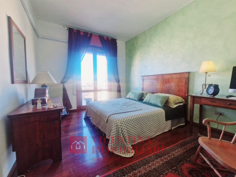 VICENZA - S.Lazzaro: Grande e luminoso MINI al 3 ed ultimo piano servito da ascensore, con posto ...