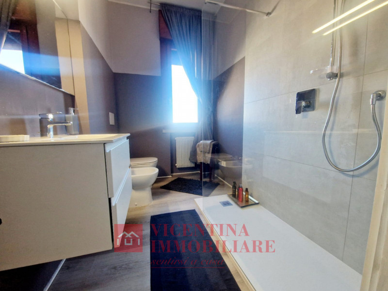 VICENZA - S.Lazzaro: Grande e luminoso MINI al 3 ed ultimo piano servito da ascensore, con posto ...