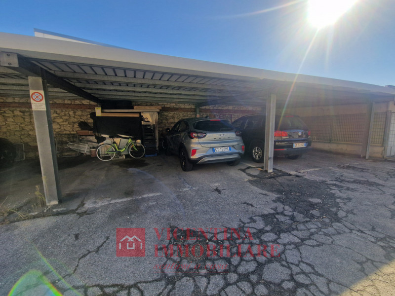 VICENZA - S.Lazzaro: Grande e luminoso MINI al 3 ed ultimo piano servito da ascensore, con posto ...