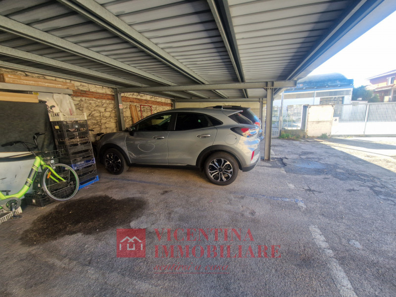 VICENZA - S.Lazzaro: Grande e luminoso MINI al 3 ed ultimo piano servito da ascensore, con posto ...