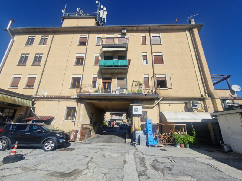 VICENZA - S.Lazzaro: Grande e luminoso MINI al 3 ed ultimo piano servito da ascensore, con posto ...