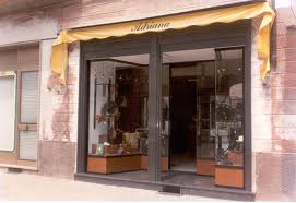 SANT'AGOSTINO, proponiamo in vendita NEGOZIO di circa 60 mq. con vetrina fronte strada di passagg...