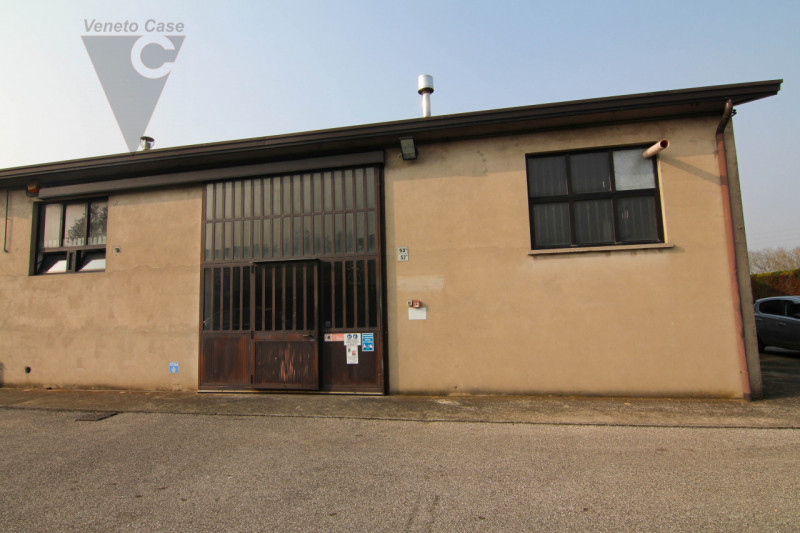 In affitto, disponibile da subito un magazzino/laboratorio che si sviluppa interamente su un unic...