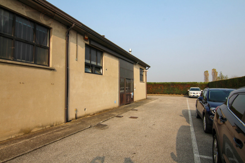 In affitto, disponibile da subito un magazzino/laboratorio che si sviluppa interamente su un unic...