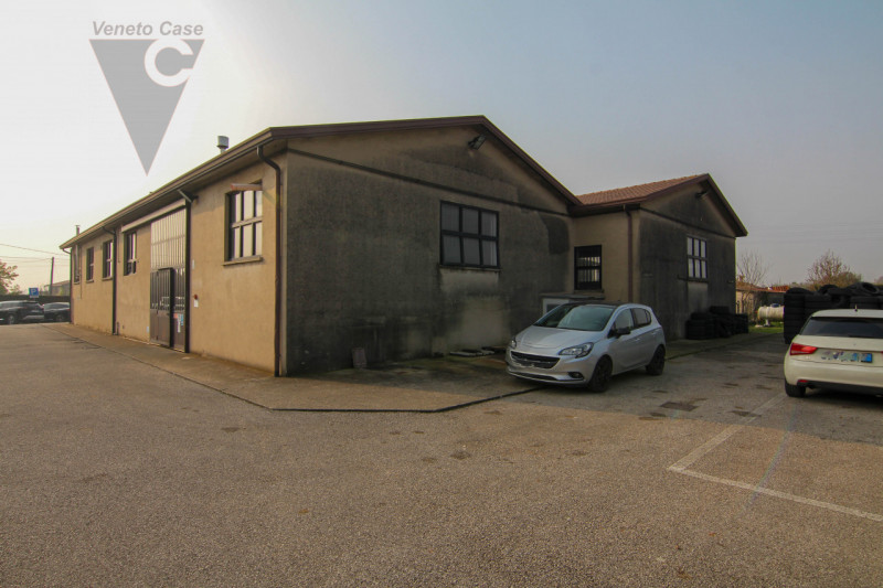 In affitto, disponibile da subito un magazzino/laboratorio che si sviluppa interamente su un unic...