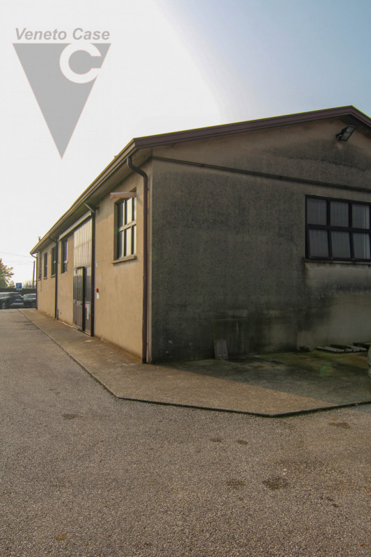 In affitto, disponibile da subito un magazzino/laboratorio che si sviluppa interamente su un unic...