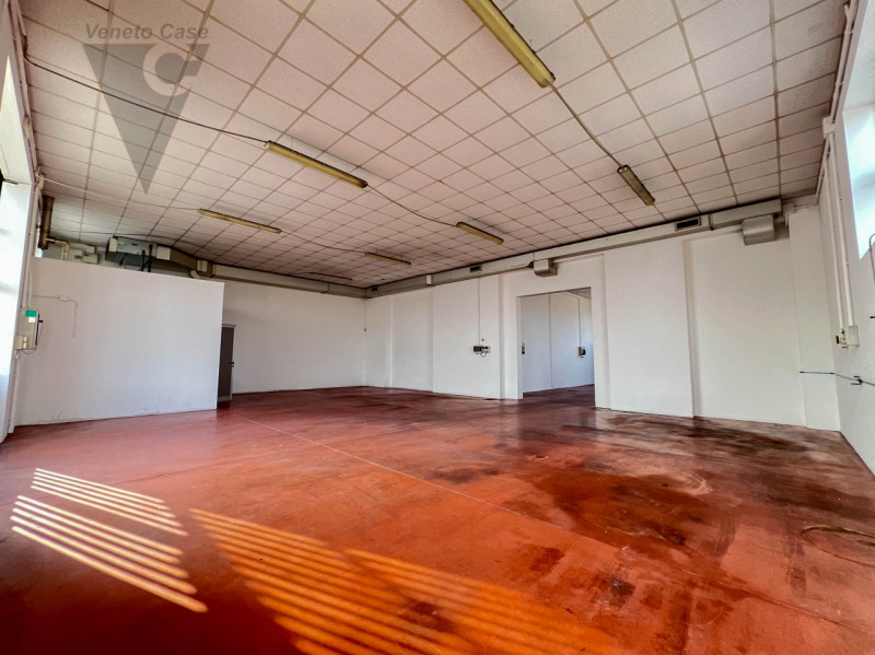 In affitto, disponibile da subito un magazzino/laboratorio che si sviluppa interamente su un unic...