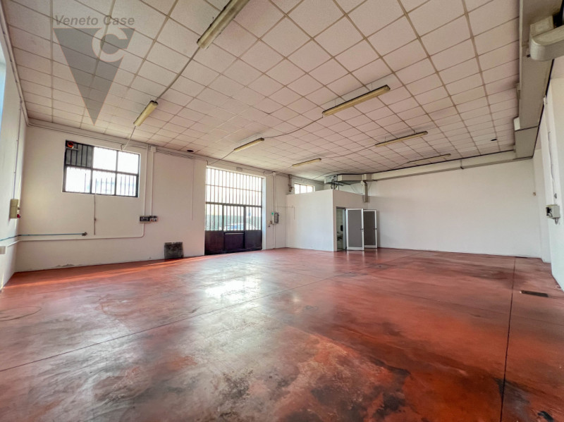 In affitto, disponibile da subito un magazzino/laboratorio che si sviluppa interamente su un unic...