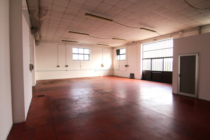 In affitto, disponibile da subito un magazzino/laboratorio che si sviluppa interamente su un unic...