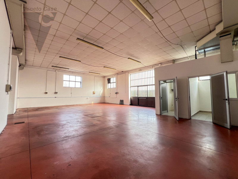 In affitto, disponibile da subito un magazzino/laboratorio che si sviluppa interamente su un unic...