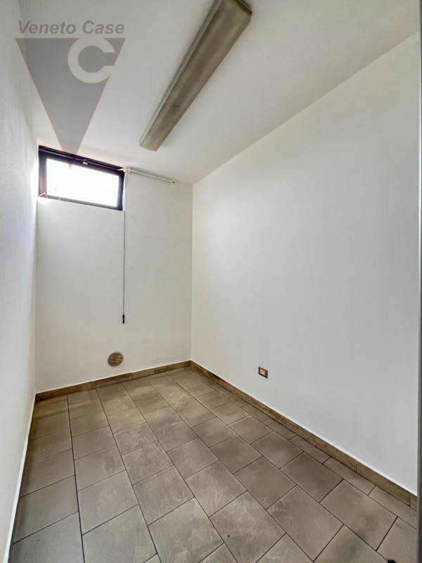 In affitto, disponibile da subito un magazzino/laboratorio che si sviluppa interamente su un unic...