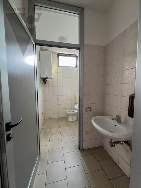 In affitto, disponibile da subito un magazzino/laboratorio che si sviluppa interamente su un unic...