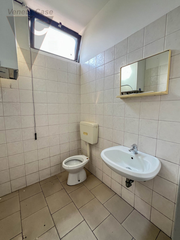 In affitto, disponibile da subito un magazzino/laboratorio che si sviluppa interamente su un unic...