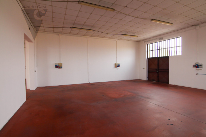 In affitto, disponibile da subito un magazzino/laboratorio che si sviluppa interamente su un unic...