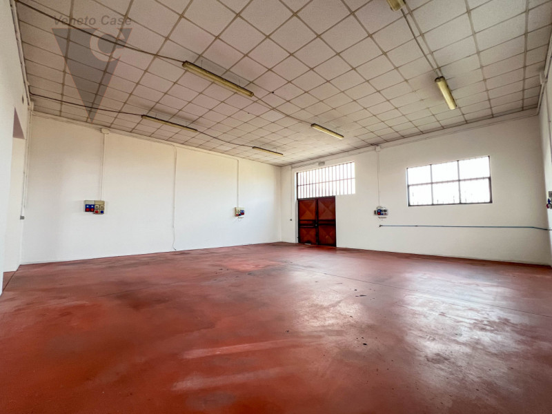 In affitto, disponibile da subito un magazzino/laboratorio che si sviluppa interamente su un unic...