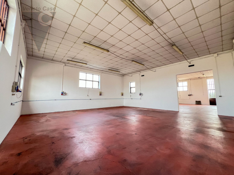 In affitto, disponibile da subito un magazzino/laboratorio che si sviluppa interamente su un unic...