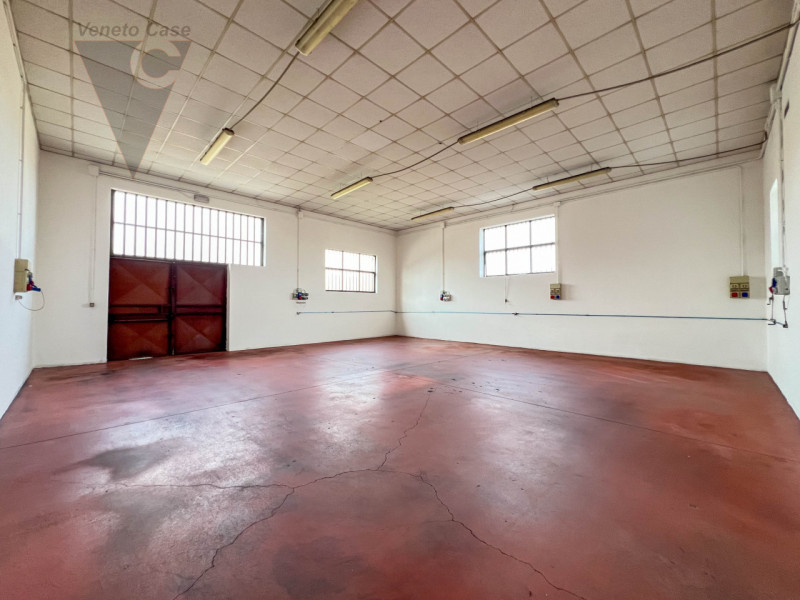 In affitto, disponibile da subito un magazzino/laboratorio che si sviluppa interamente su un unic...