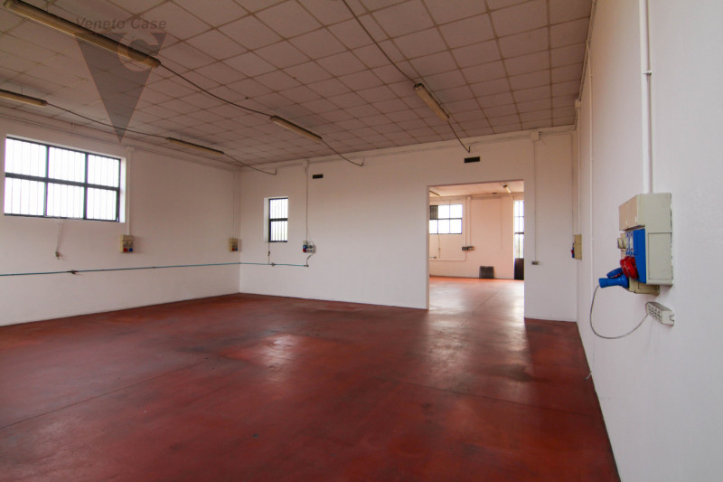 In affitto, disponibile da subito un magazzino/laboratorio che si sviluppa interamente su un unic...