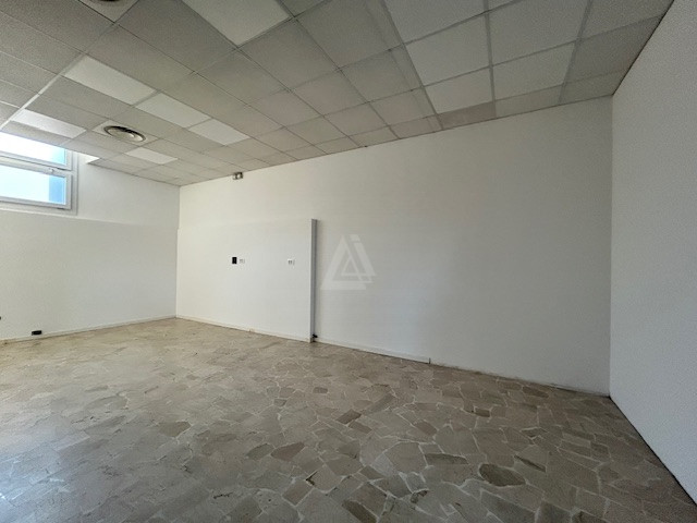 Affittasi Negozio a Castello di Godego in posizione centrale fronte strada

L'immobile presenta u...