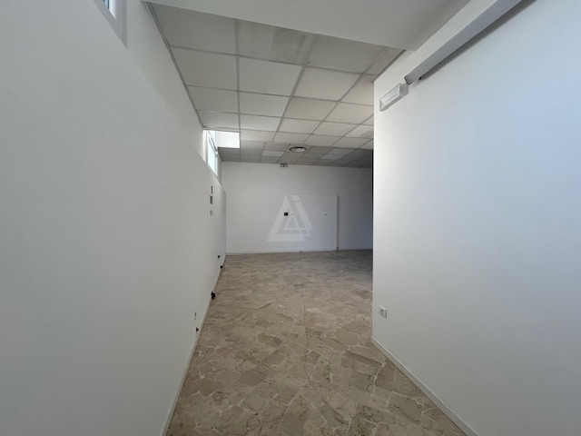 Affittasi Negozio a Castello di Godego in posizione centrale fronte strada

L'immobile presenta u...