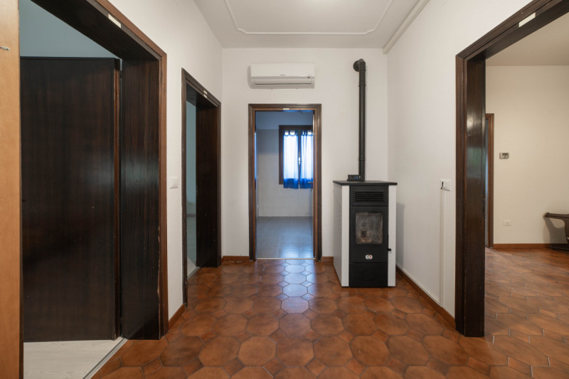 Santa Maria Assunta di CAMPOLONGO MAGGIORE - APPARTAMENTO al piano rialzato situato a 2km dal cen...