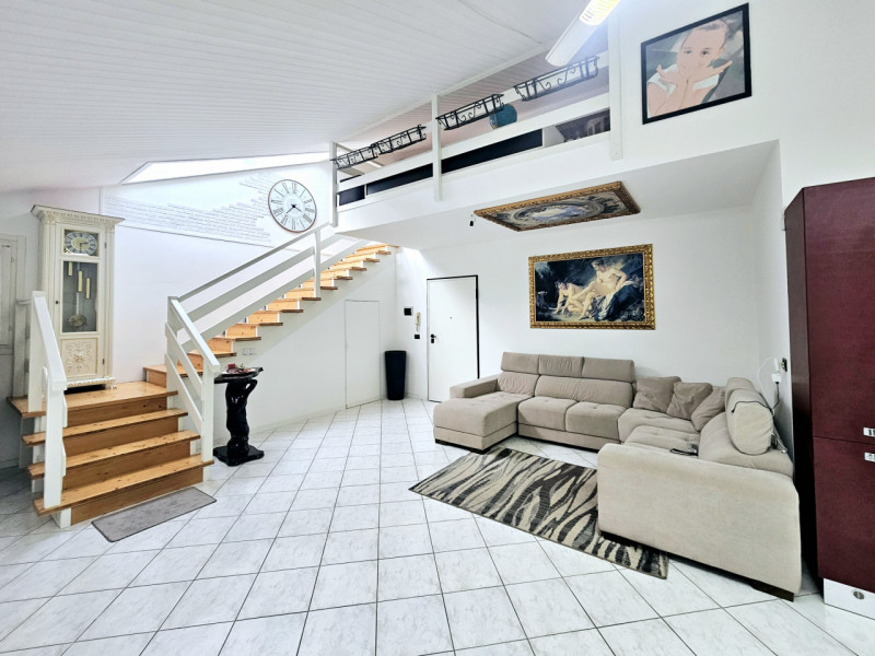 A Casale di Scodosia, proponiamo in vendita meraviglioso appartamento mansardato, sviluppato su d...