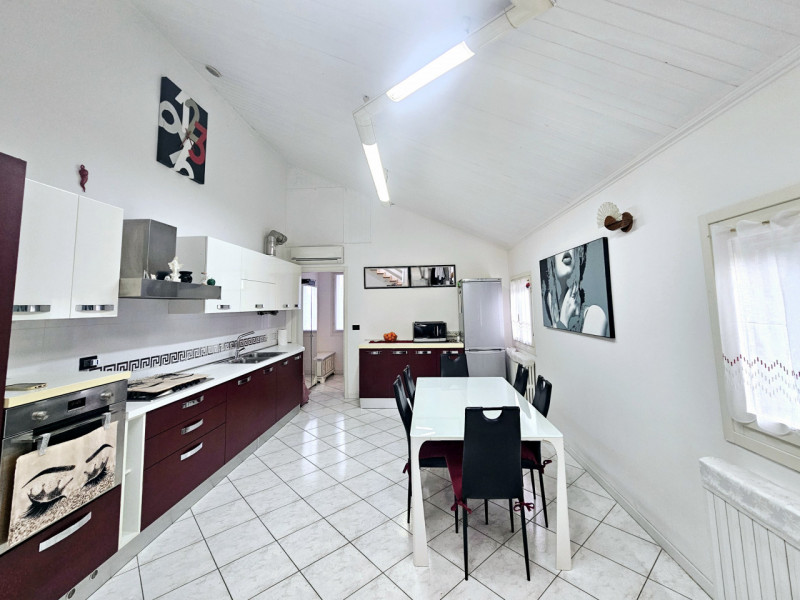 A Casale di Scodosia, proponiamo in vendita meraviglioso appartamento mansardato, sviluppato su d...