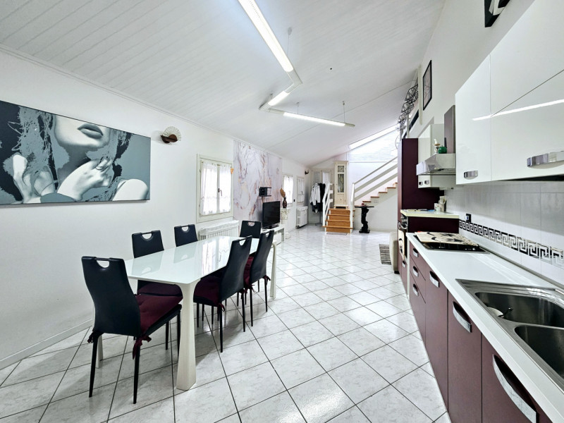 A Casale di Scodosia, proponiamo in vendita meraviglioso appartamento mansardato, sviluppato su d...