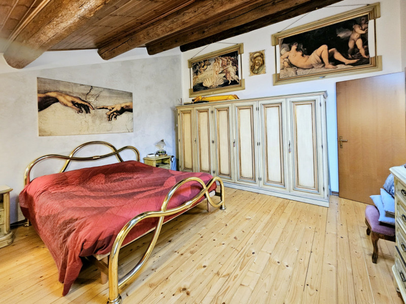 A Casale di Scodosia, proponiamo in vendita meraviglioso appartamento mansardato, sviluppato su d...