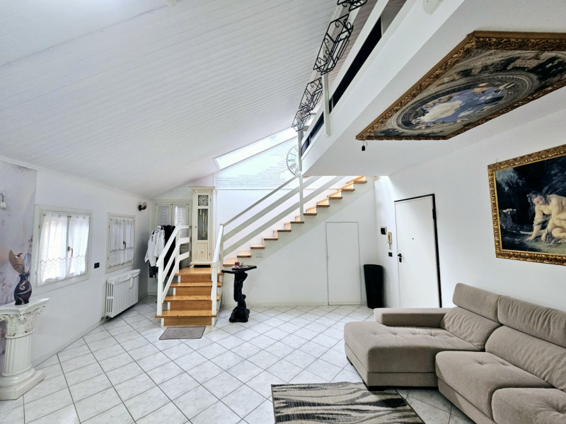 A Casale di Scodosia, proponiamo in vendita meraviglioso appartamento mansardato, sviluppato su d...