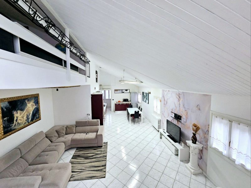 A Casale di Scodosia, proponiamo in vendita meraviglioso appartamento mansardato, sviluppato su d...