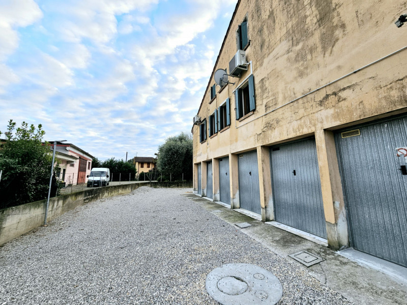 A Casale di Scodosia, proponiamo in vendita meraviglioso appartamento mansardato, sviluppato su d...