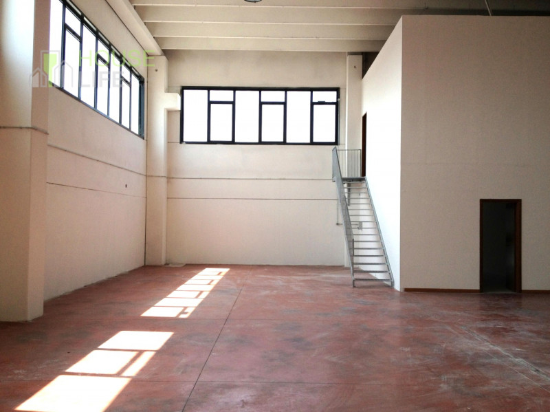 THIENE - Z.I.: CAPANNONE ARTIGIANALE di mq 650 totali, di cui mq 480 di area produttiva, mq 125 d...