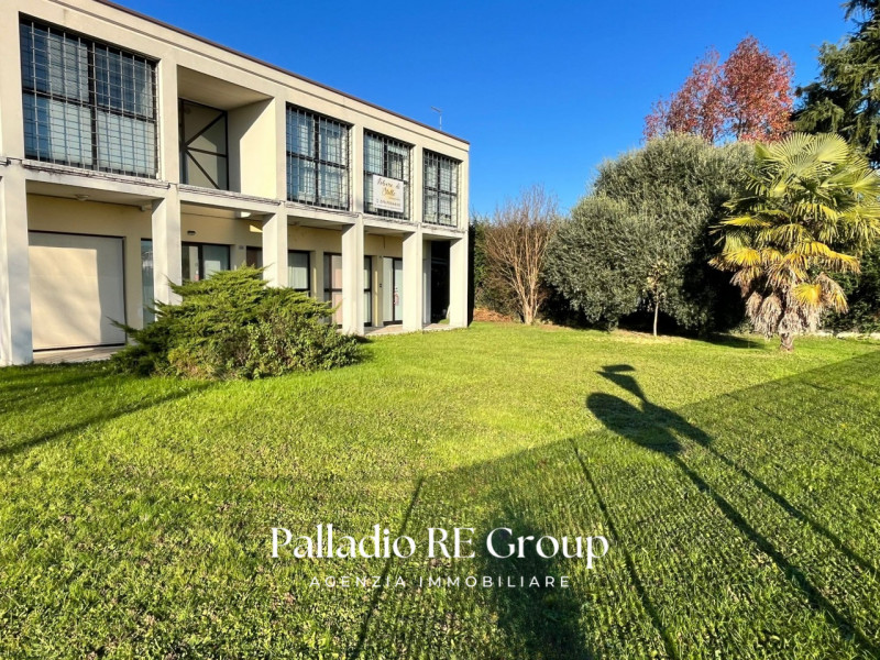 Scopri un'opportunità imperdibile con questo interessante capannone-laboratorio situato nel cuore...