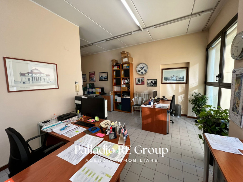 Scopri un'opportunità imperdibile con questo interessante capannone-laboratorio situato nel cuore...