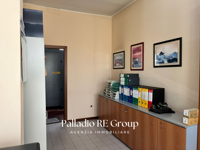 Scopri un'opportunità imperdibile con questo interessante capannone-laboratorio situato nel cuore...