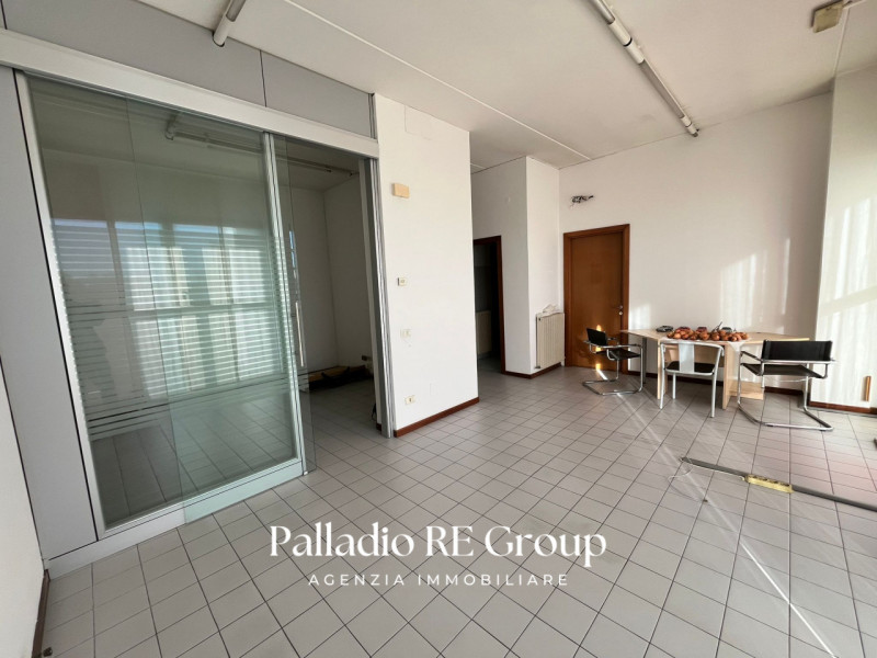 Scopri un'opportunità imperdibile con questo interessante capannone-laboratorio situato nel cuore...