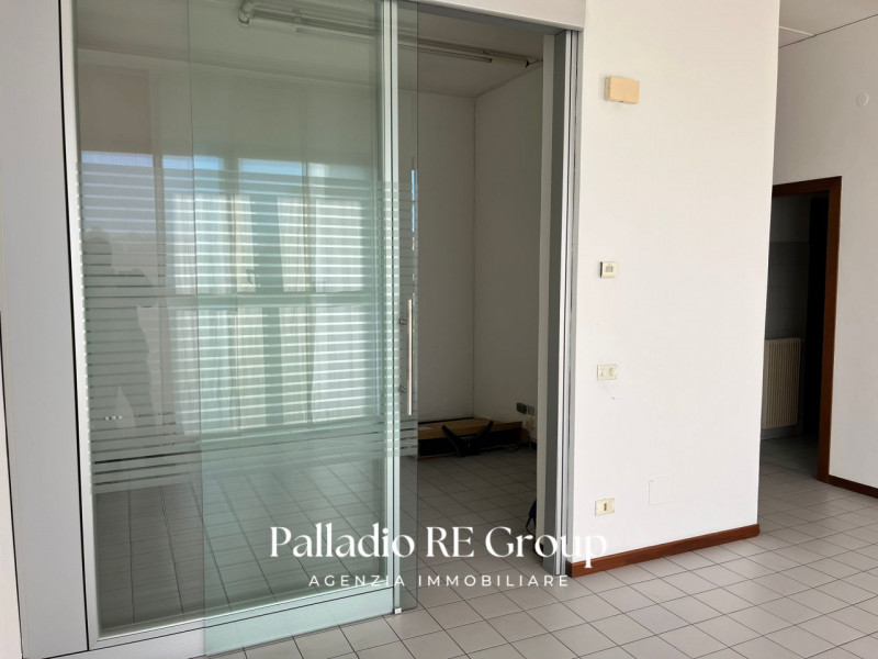 Scopri un'opportunità imperdibile con questo interessante capannone-laboratorio situato nel cuore...