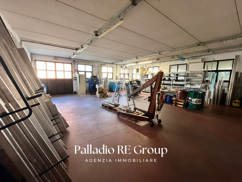 Scopri un'opportunità imperdibile con questo interessante capannone-laboratorio situato nel cuore...