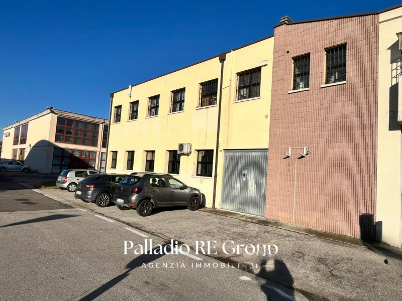 Scopri un'opportunità imperdibile con questo interessante capannone-laboratorio situato nel cuore...