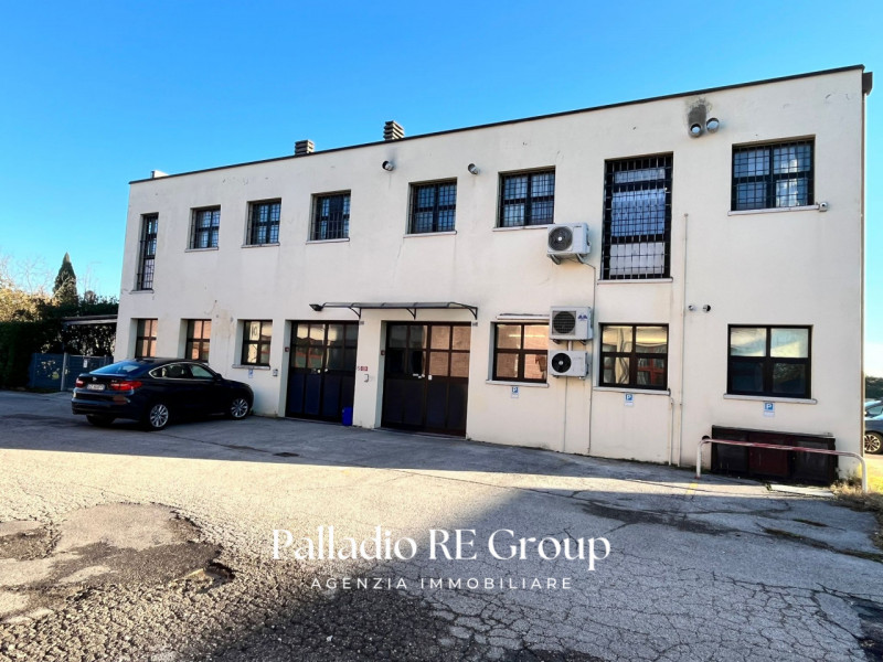 Scopri un'opportunità imperdibile con questo interessante capannone-laboratorio situato nel cuore...