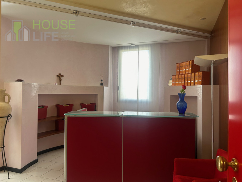 SCHIO-zona industriale: UFFICIO direzionale di mq 100 circa situato al piano terra, ripostiglio, ...