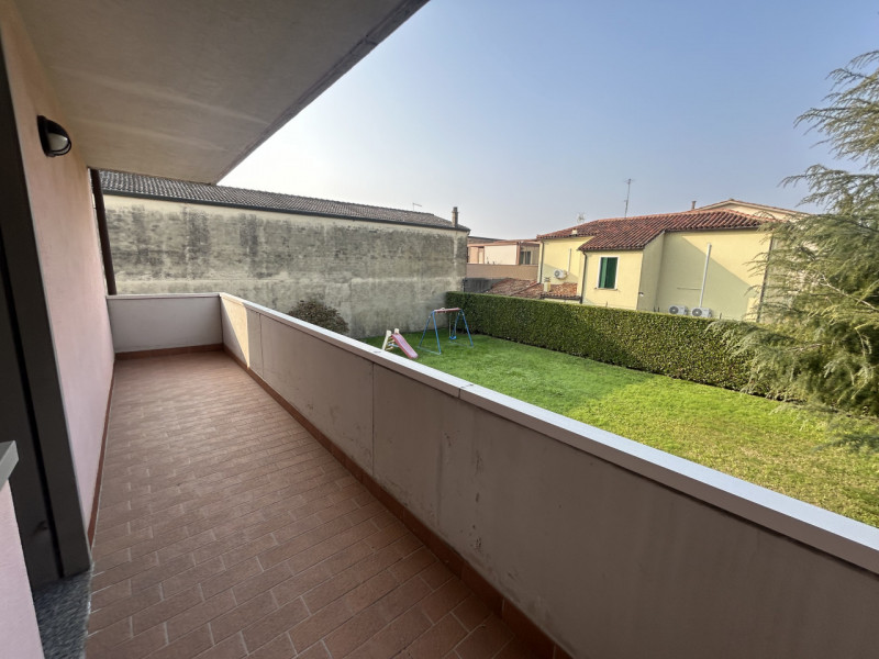 In una delle zone più apprezzate di Albignasego, proponiamo in vendita un appartamento al primo p...